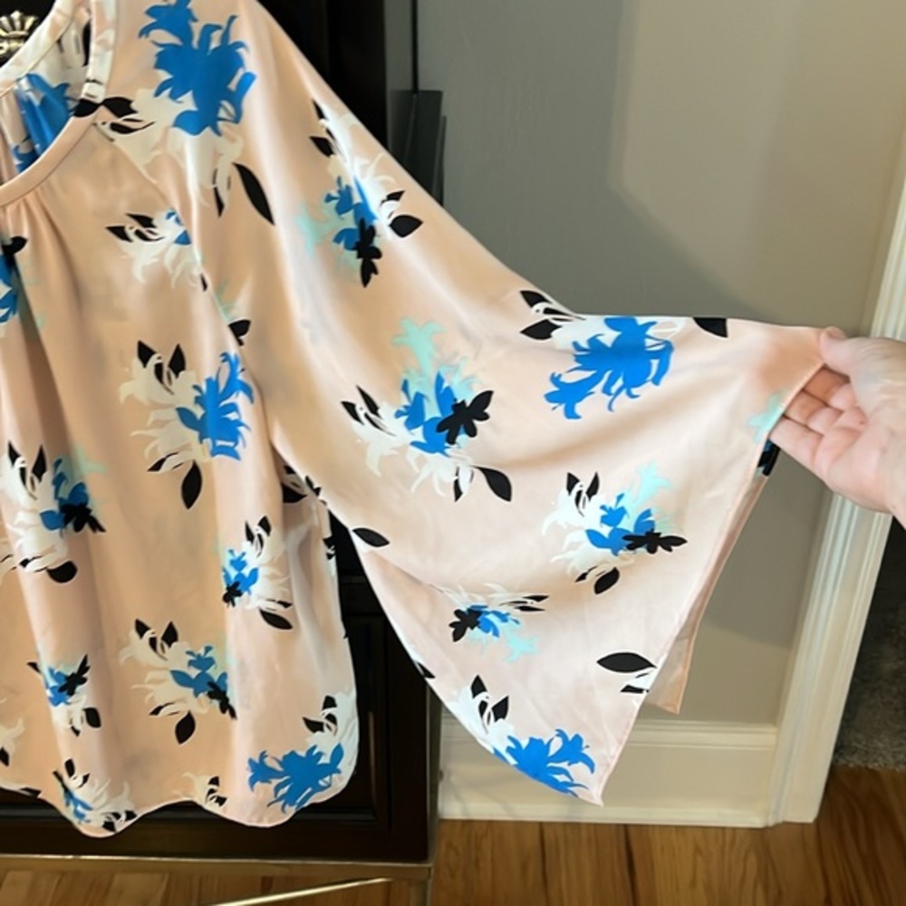 🪻Vince Camuto Top🪻 - Picture 2 of 8